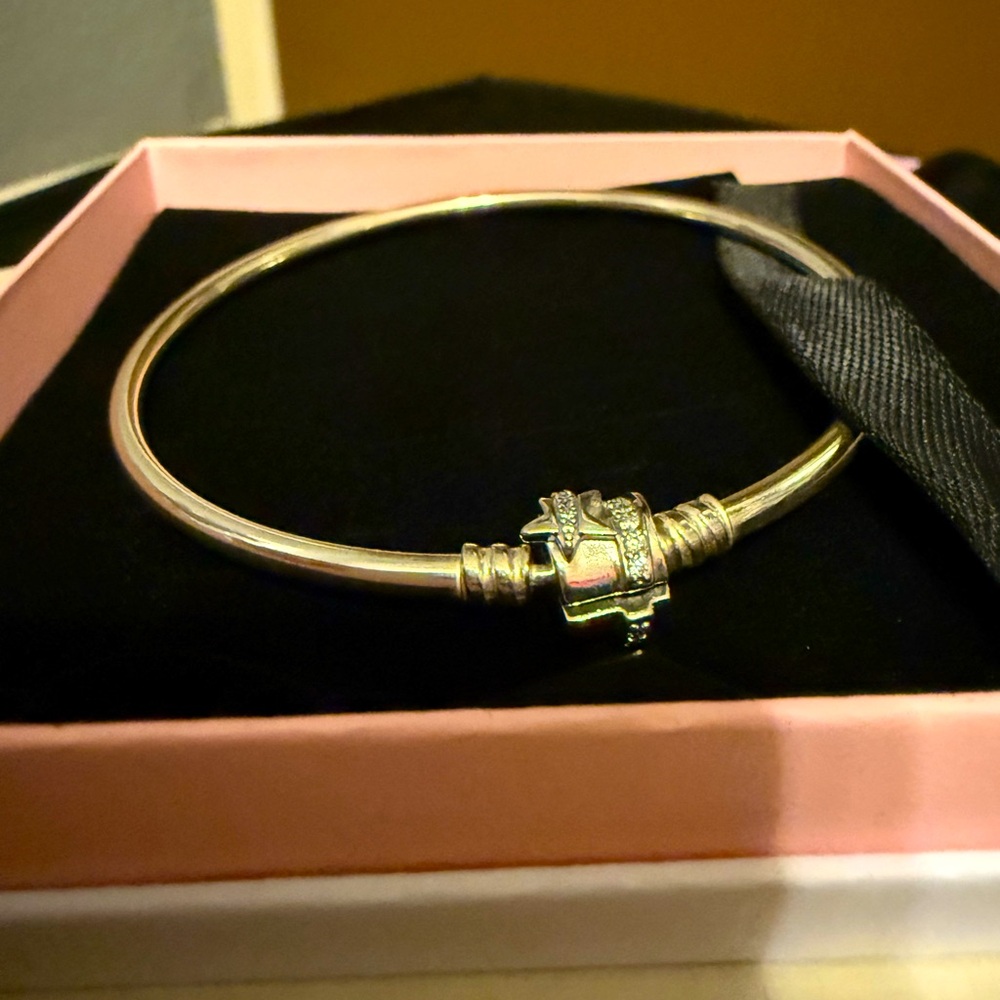Pandora- Moments Cubic Zirconia Sparkling Shooting Star Clasp Bangle Bracelet